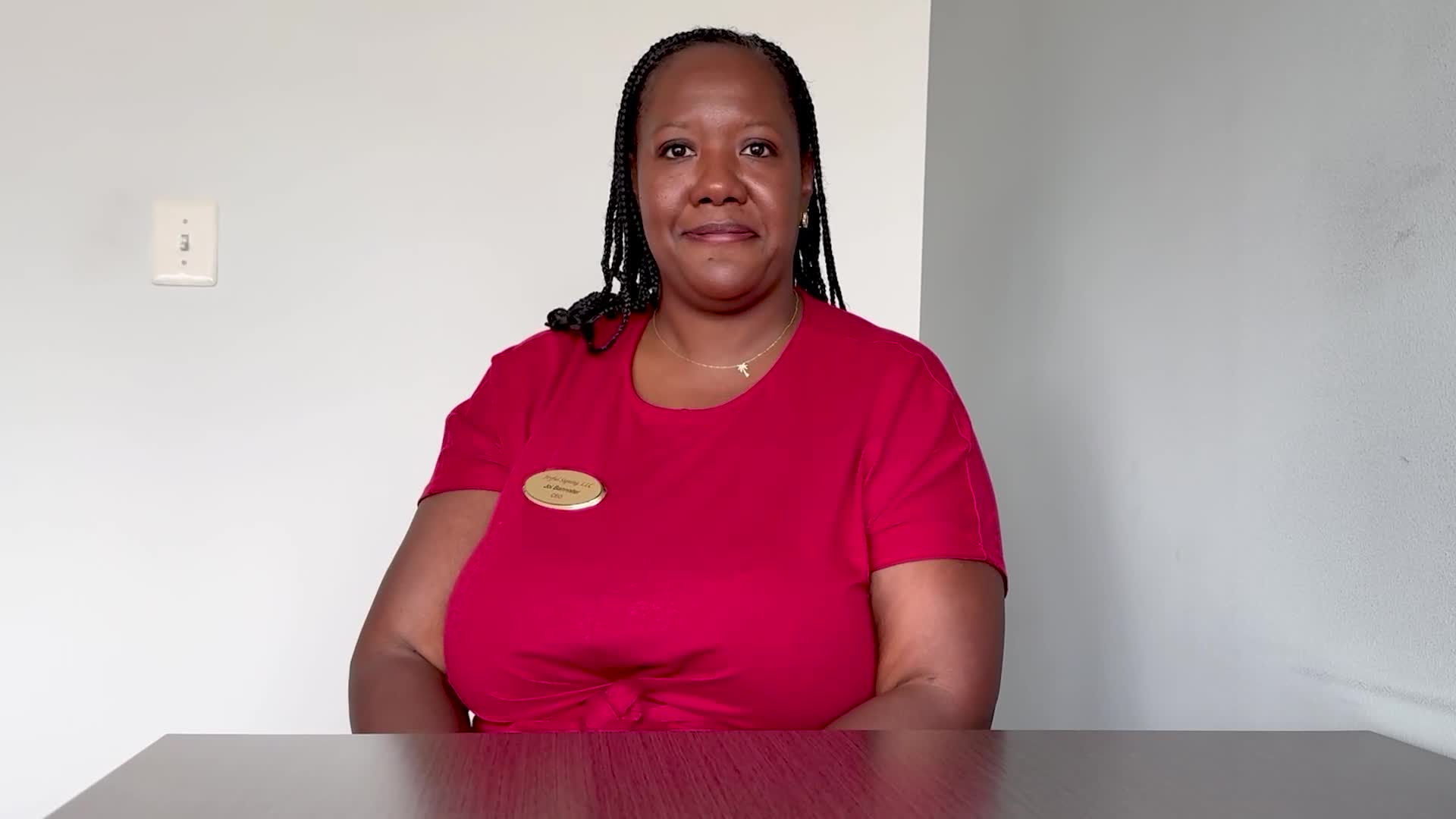 Interpreter Joi Bannister explains how sign language can differ based on culture. (Kaitlin Newman/The Banner)